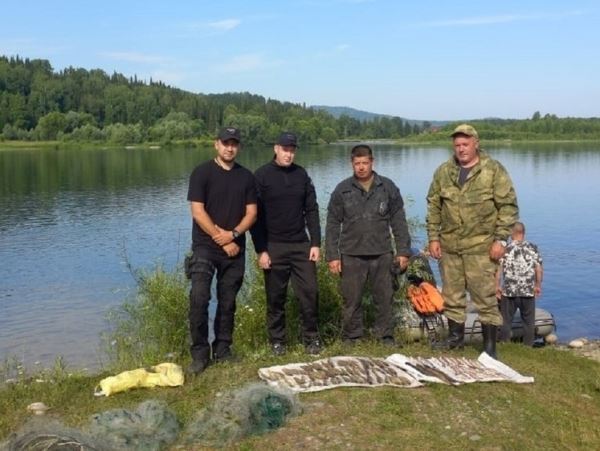 Алтайские браконьеры довольствуются окунем и плотвой Сотрудниками рыбоохраны и полиции на реке Обь на расстоянии 1 км в юго-западном направлении от с. Озеро Куреево Турочакского района Республики Алтай задержаны два браконьера со ставными лесковыми сетями.