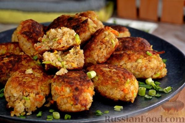 Рыбные котлеты с рисом, салом и кабачком