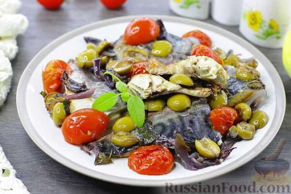 Скумбрия, запечённая с помидорами и оливками